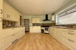 Kitchen/Breakfast Room- click for photo gallery
